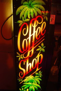 Kenevir ve mantarlı tabela