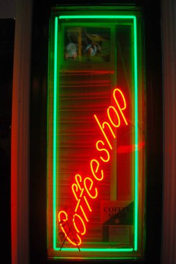 Parlak kahve dükkanı, öncü tabela..