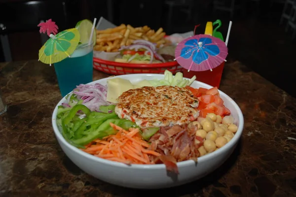 Cuenco Con Verduras Picadas Chuleta Servida Con Bebidas —  Fotos de Stock