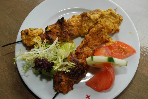 Embutidos Carne Servidos Con Verduras Salsa Picante —  Fotos de Stock