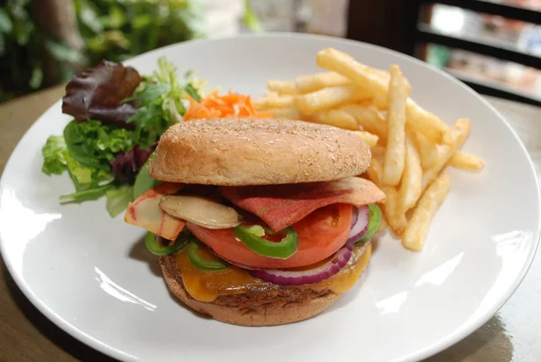 Hamburger Con Patatine Fritte Piatto Bianco Fast Food — Foto Stock