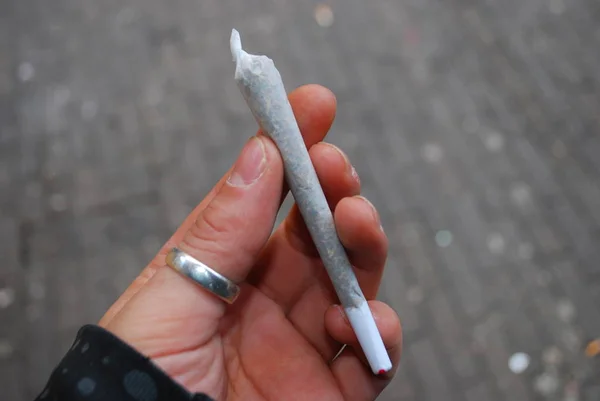 Bijgesneden Beeld Van Man Die Marihuana Vasthoudt — Stockfoto