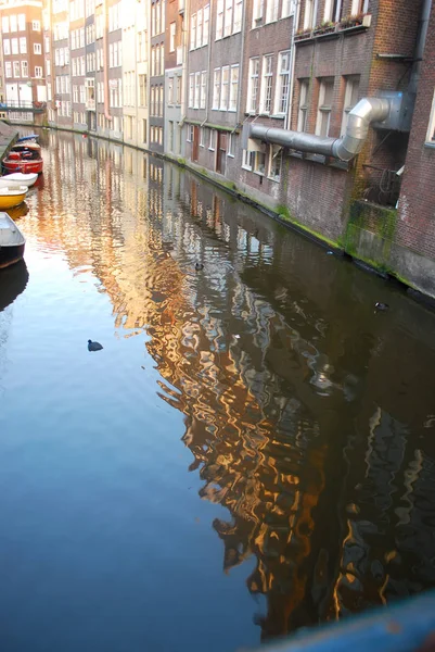 Rivier Met Glad Water Reflectie Van Gebouwen — Stockfoto