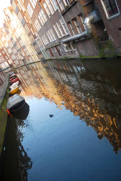 Stadsgezicht Met Waterkanaal Aangemeerde Boten Rivier — Stockfoto