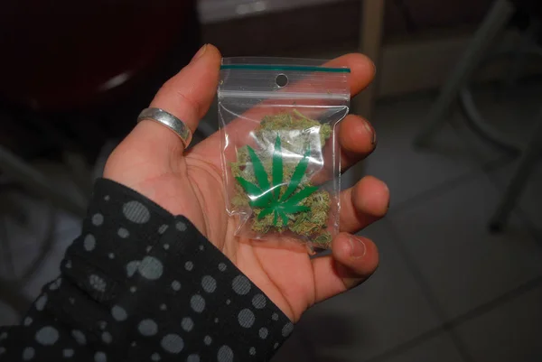 Vue Recadrée Homme Tenant Marijuana — Photo