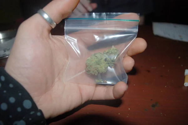 Vista Recortada Del Hombre Sosteniendo Marihuana —  Fotos de Stock