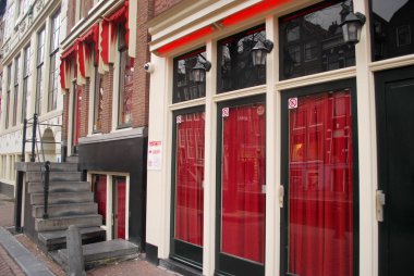 Kırmızı perdelerde saklanan büyük pencereli kırmızı ışıklar.