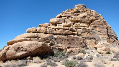 Dağ çöl peyzaj, kayalar ve çim