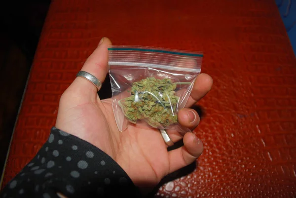 Vista Recortada Del Hombre Sosteniendo Marihuana — Foto de Stock