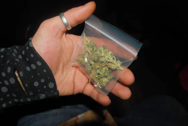 Bijgesneden Beeld Van Man Die Marihuana Vasthoudt — Stockfoto