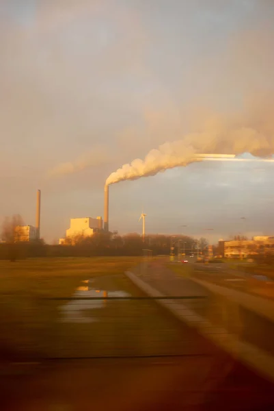 Niewyraźny Widok Miasta Działającą Tkaniną Rury Dymem Koncepcja Zanieczyszczenia — Zdjęcie stockowe