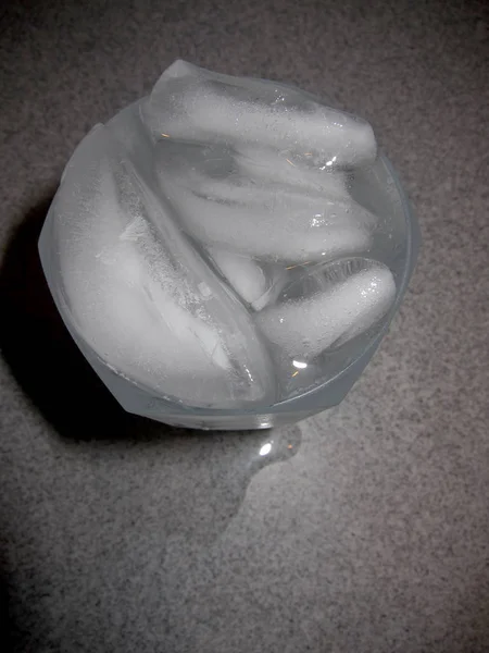 Скло Наповнене Шматочками Льоду — стокове фото