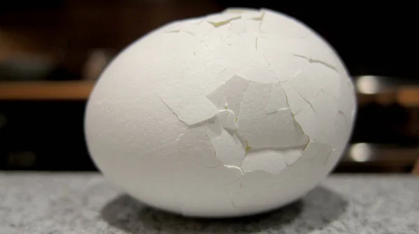 Обрезанный Вид Варёного Яйца Треснувшей Скорлупой — стоковое фото