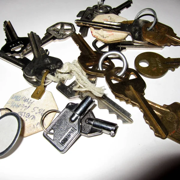 Variety Keys Scattered White Table Background — Stock Photo, Image