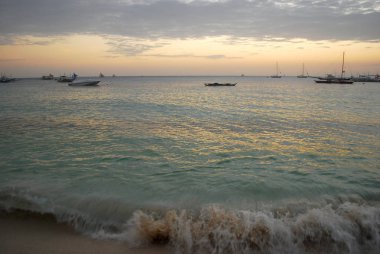 Gün batımında tekneler ile güzel tropikal plaj