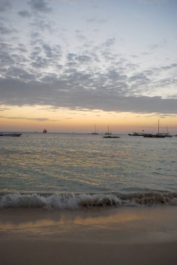 Gün batımında tekneler ile güzel tropikal plaj