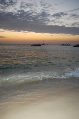Gün batımında tekneler ile güzel tropikal plaj