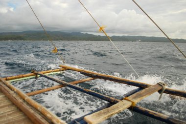 Gündüz eski teknede deniz yoluyla hareket
