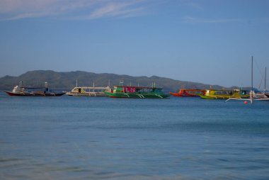 Arka planda gemilerle deniz manzarası