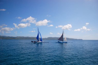 Arka planda gemilerle deniz manzarası