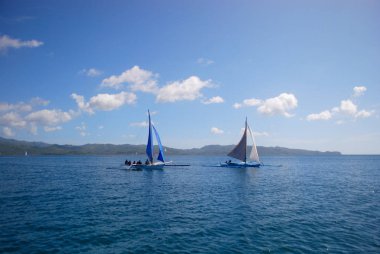 Arka planda gemilerle deniz manzarası