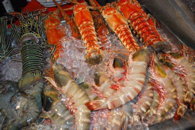 Pazarda taze çiğ karides