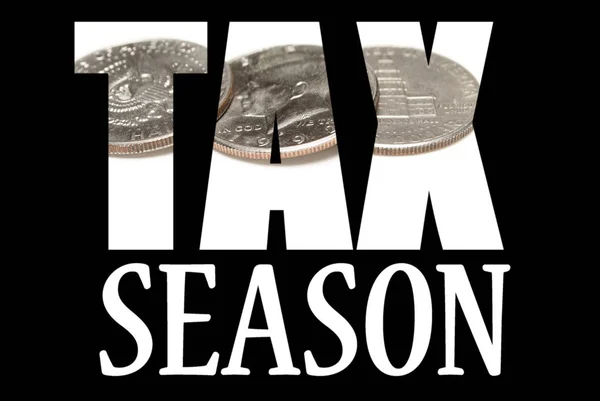 税务季节铭文 黑色背景内有硬币 — 图库照片