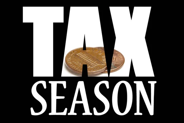 黒い背景に内側のコインと税の季節の碑文 — ストック写真