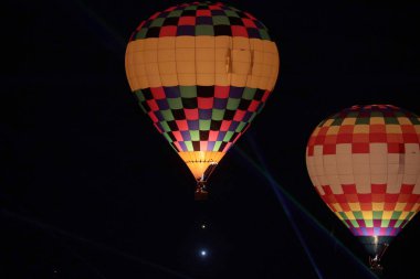 gece gökyüzünde sıcak hava balonları