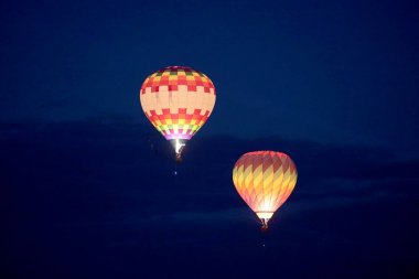 gece gökyüzünde sıcak hava balonları