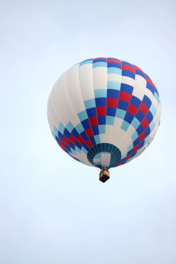 Sıcak hava balonu gökyüzünde
