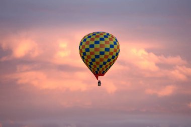Sıcak hava balonu gökyüzünde