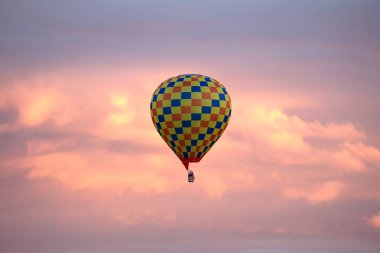 Sıcak hava balonu gökyüzünde