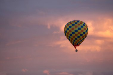 Sıcak hava balonu gökyüzünde
