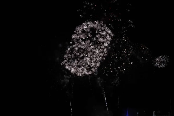 花火のお祝い 明るい色の爆発 — ストック写真