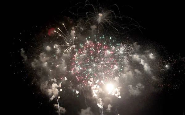 花火のお祝い 明るい色の爆発 — ストック写真