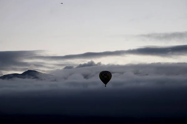 Sıcak Hava Balonu Gökyüzünde — Stok fotoğraf