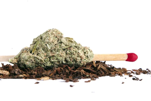 Torkad Marijuana Match Och Tobak Narkotikamissbruk Koncept Medicinsk Marijuana Concept — Stockfoto