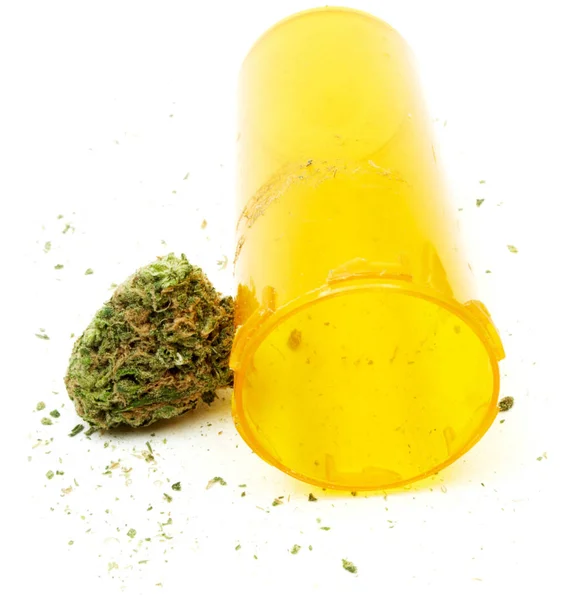 Marihuana Met Fles Stilleven Geïsoleerd Witte Achtergrond — Stockfoto