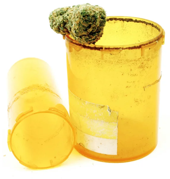 Marihuana Seca Botella Plástico Amarillo Concepto Drogadicción Concepto Marihuana Medicinal —  Fotos de Stock