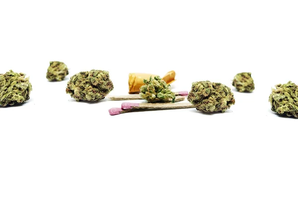 Torkad Marijuana Och Tänd Stickor Narkotika Missbruk Koncept Medicinsk Marijuana — Stockfoto