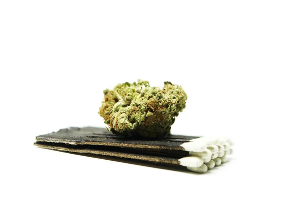 Torkad Marijuana Och Tänd Stickor Narkotika Missbruk Koncept Medicinsk Marijuana — Stockfoto