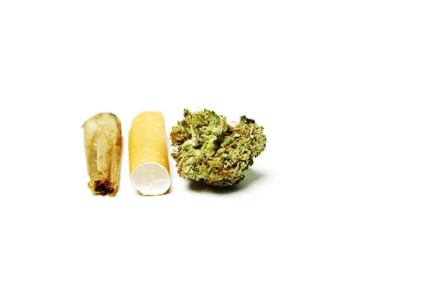 Nahaufnahme Von Getrocknetem Marihuana Und Zigarettenfilter Drogenabhängigkeit Medizinisches Marihuana Konzept — Stockfoto