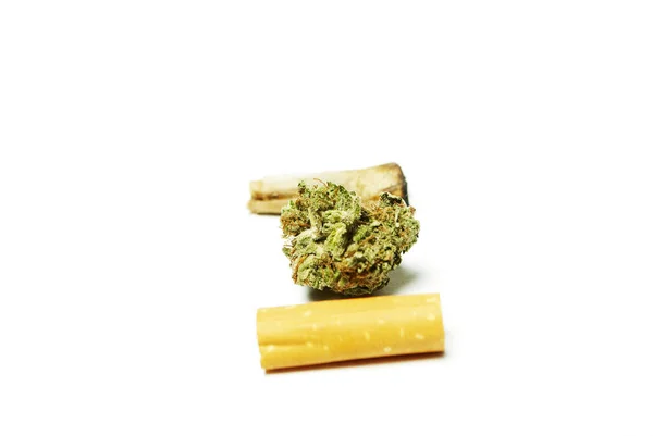 Närbild Bild Torkad Marijuana Och Cigarettfilter Narkotikamissbruk Koncept Medicinsk Marijuana — Stockfoto