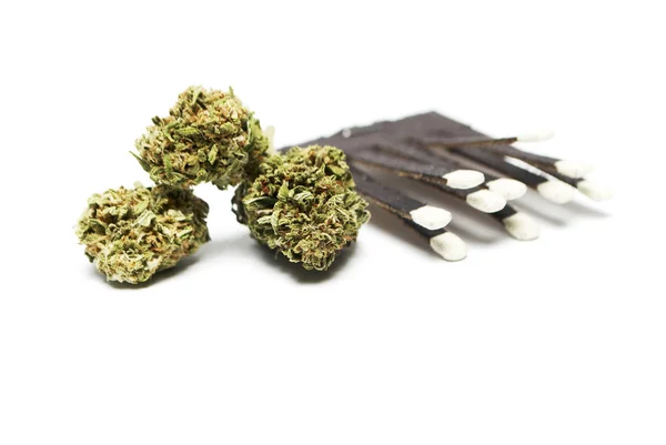干大麻和火柴 吸毒概念 医用大麻概念 — 图库照片