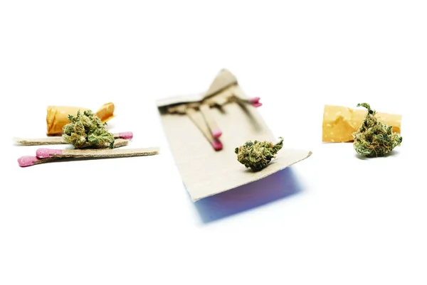 乾燥マリファナとマッチ 薬物中毒の概念 医療用マリファナの概念 — ストック写真