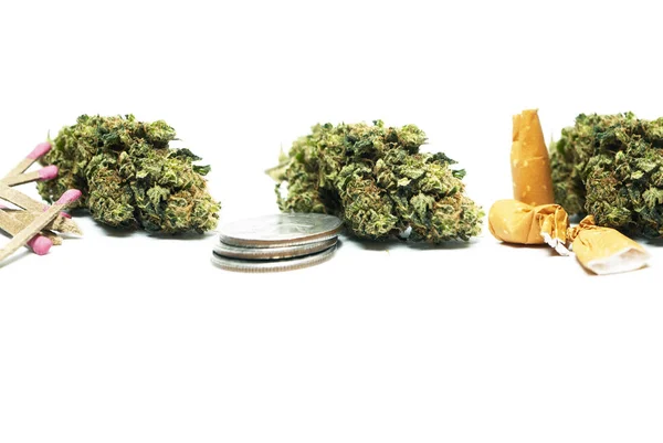 Marijuana Com Moedas Dinheiro Isoladas Fundo Branco — Fotografia de Stock