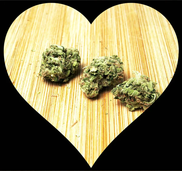 Marihuana Seca Dentro Del Corazón Negro Concepto Drogadicción Concepto Marihuana —  Fotos de Stock