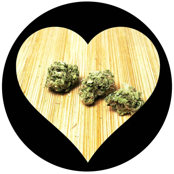 Suszona Marihuana Wewnątrz Czarnego Serca Koncepcja Uzależnienia Narkotyków Koncepcja Medyczna — Zdjęcie stockowe