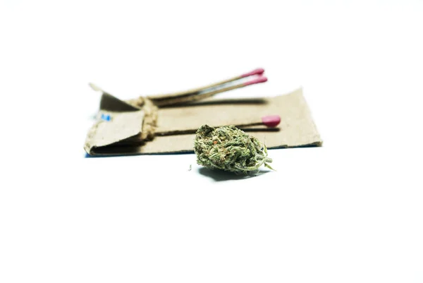 Torkad Marijuana Och Tänd Stickor Narkotika Missbruk Koncept Medicinsk Marijuana — Stockfoto